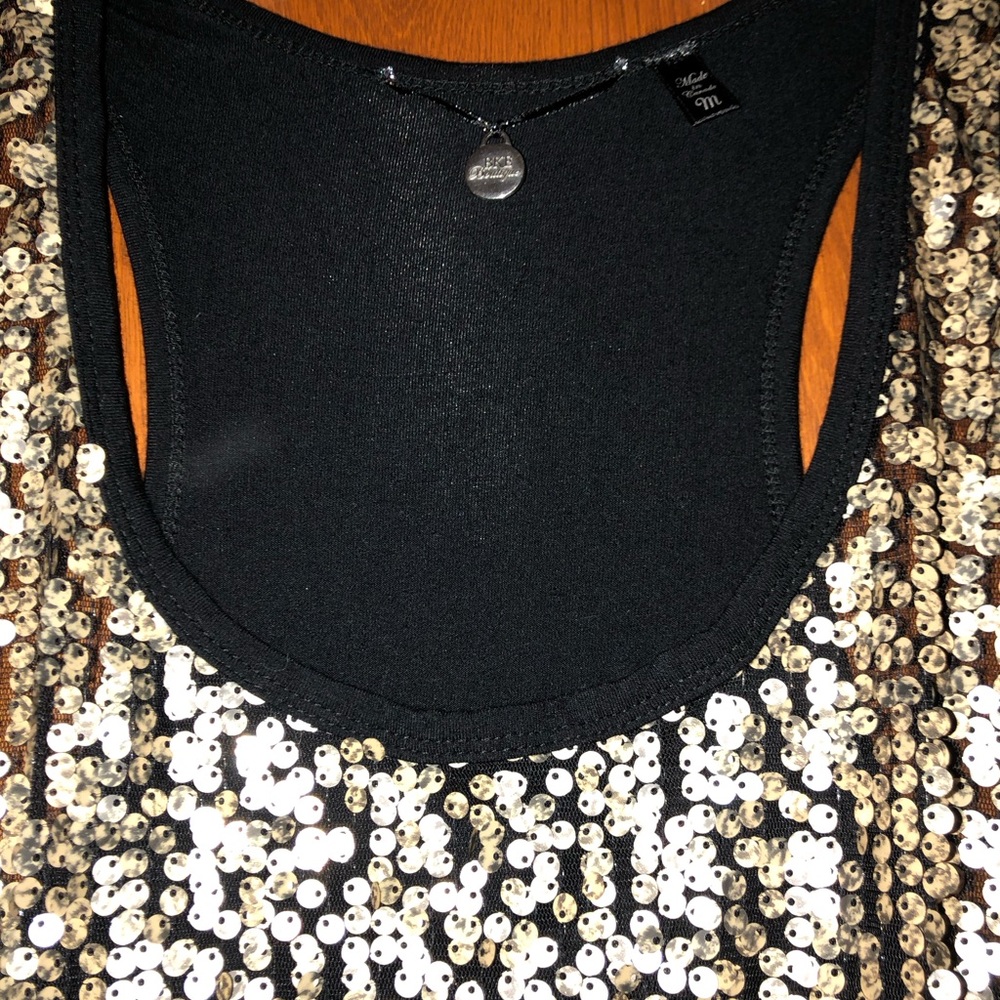 Buckle BKE boutique gold sequin top. Size M. NWOT - Picture 11 of 12